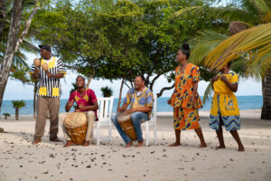 加里富納人在伯利茲海灘上擊鼓跳舞